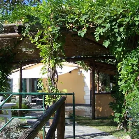 Casetta Con Giardino E Depandance Willa